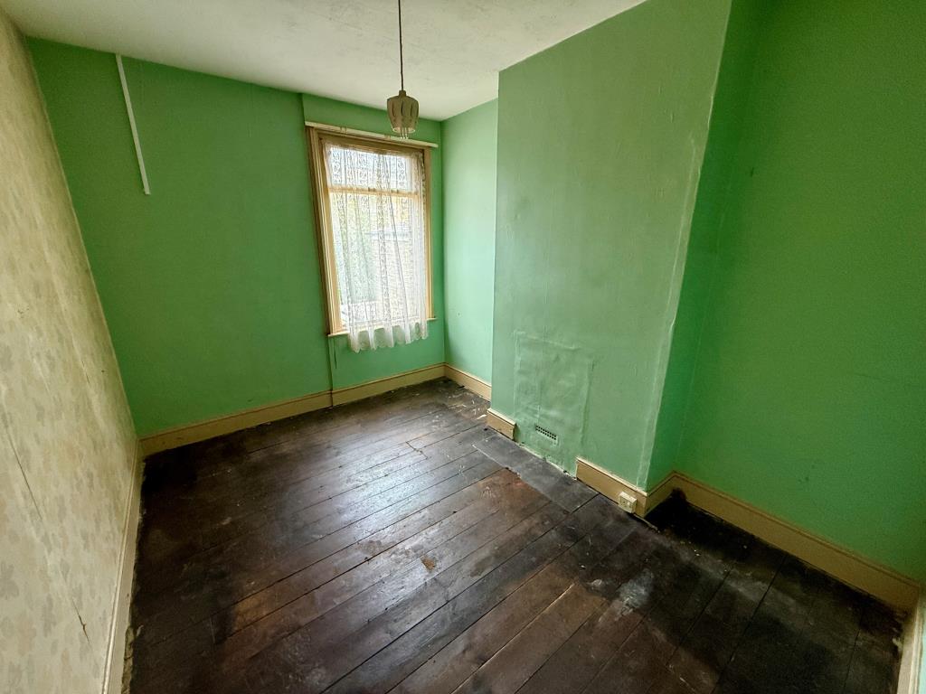 Lot: 35 - THREE-BEDROOM TERRACE HOUSE FOR REFURBISHMENT - Bedroom three